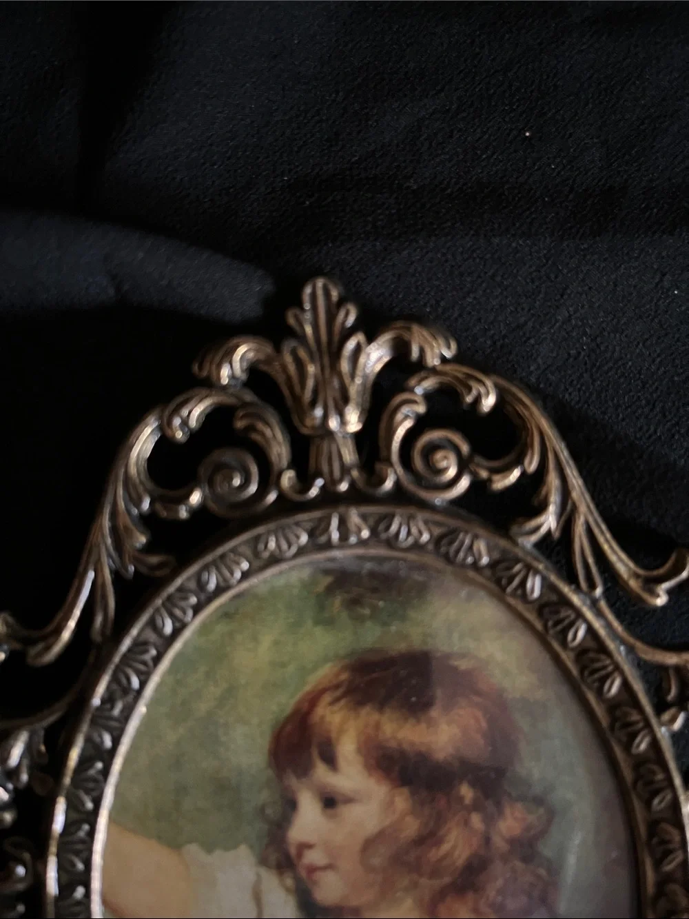 Ornate Vintage-Style Gold Oval Picture Frame